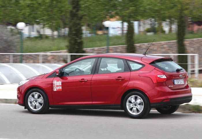 Τo Ford Focus έχει σπορτίφ προφίλ που αναδεικνύεται από τις σφιχτές ρυθμίσεις της ανάρτησης, και το ακριβές και επικοινωνιακό τιμόνι.